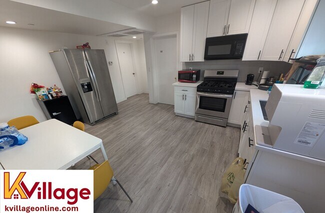 Building Photo - FULLY FURNISHED co-living apartment room w...