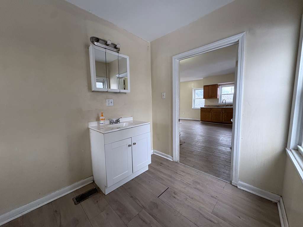 Building Photo - 220 Lenox St