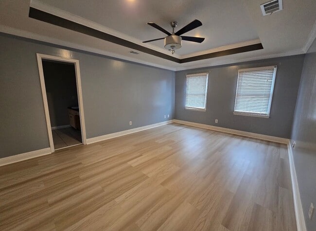 Building Photo - 117 E Clinton Dr SW