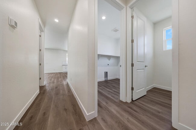 Building Photo - 921 E Desert Ln