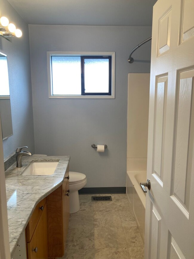 Building Photo - Spacious 4 Bedroom 2 Bath House NW Corvallis