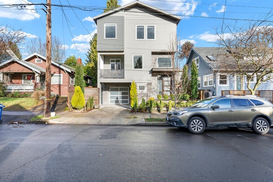Couch Street house + 1 car garage! - 2335 NE Couch St
