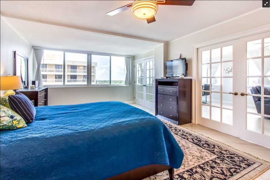 Building Photo - 3100 NE 49th St