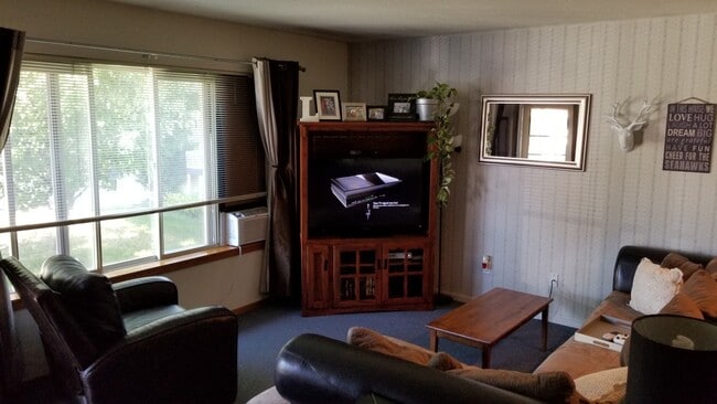 Building Photo - VIDEOTOUR: 2-Bedroom with Garage, close to...