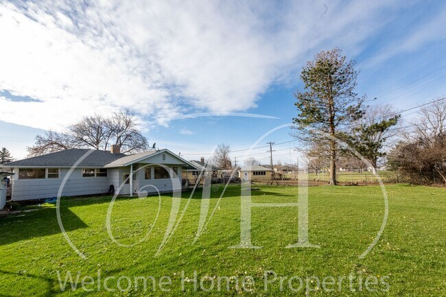 Building Photo - Spacious 5 Bedroom Home with Fenced Yard & Covered Parking