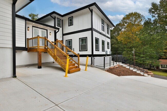Building Photo - Renovated Duplex in SW Atlanta