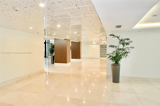 Building Photo - 540 Brickell Key Dr