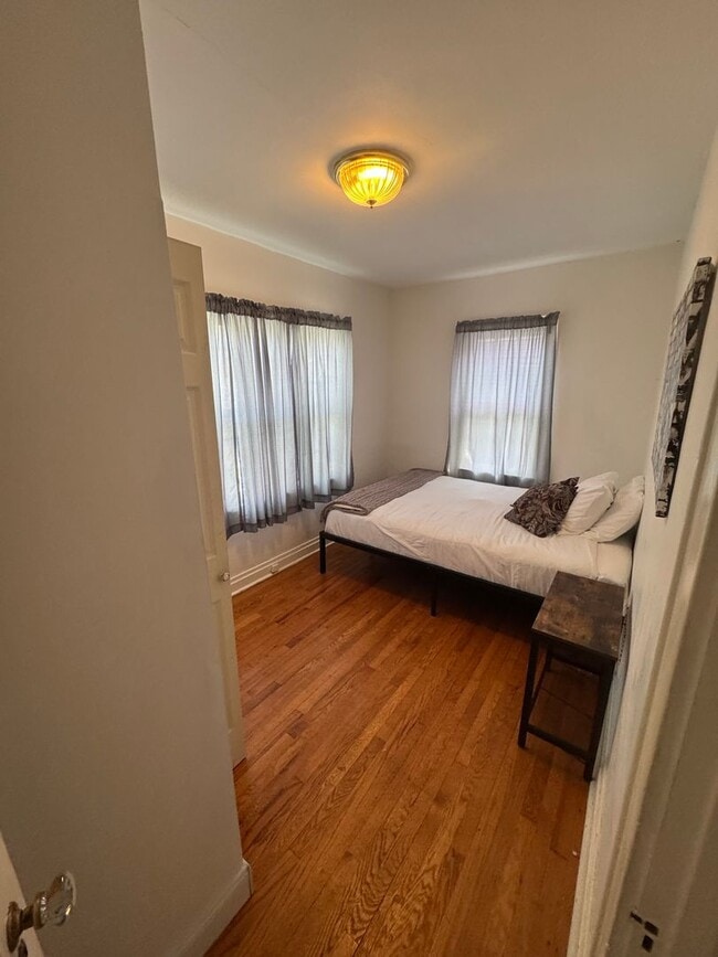 Building Photo - 3 bedroom/ 1.5 bath house Furnished