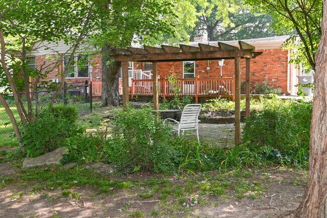 Building Photo - Charming 3-Bedroom Retreat with 2 Full Baths on South Meridian Street – 1516 Sq Ft of Comfort in ...