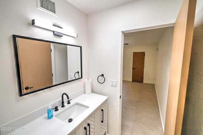 Building Photo - 5144 N Avenida Primera