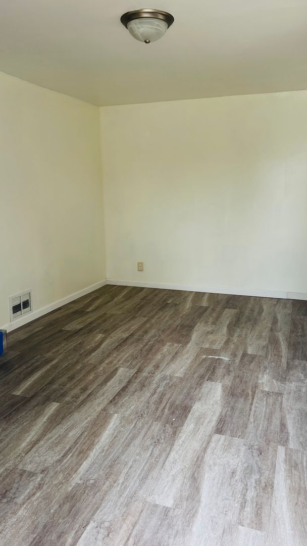 Building Photo - Large 3 bedroom Single Family Home