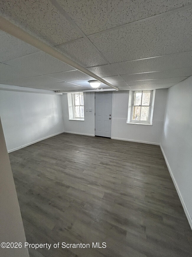 Building Photo - 210 N Bromley Ave