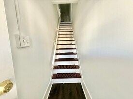 Building Photo - 519 Brooks St