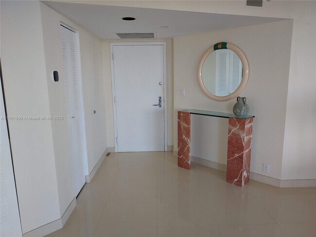 Building Photo - 19101 NE 36th Pl