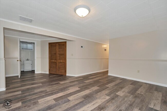 Building Photo - 644 S Calumet Ave