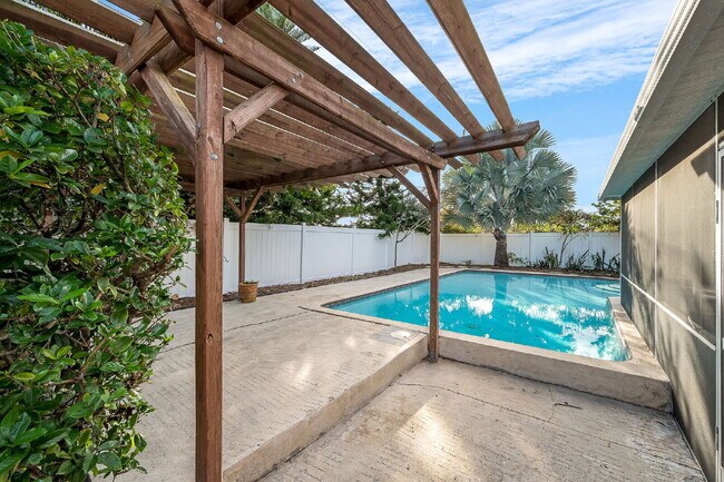 Building Photo - 5 BR/3BA pool home in Merritt Island- NO HOA!