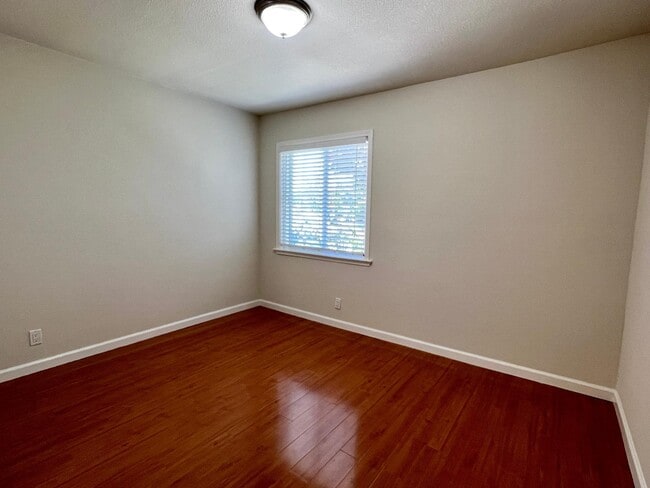 Building Photo - 801 Betlin Ave