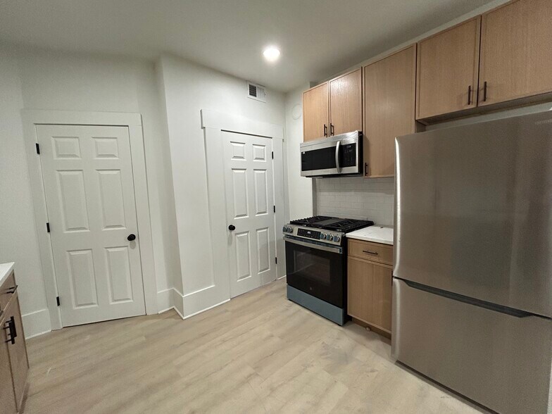 Primary Photo - 2301 N Leavitt St