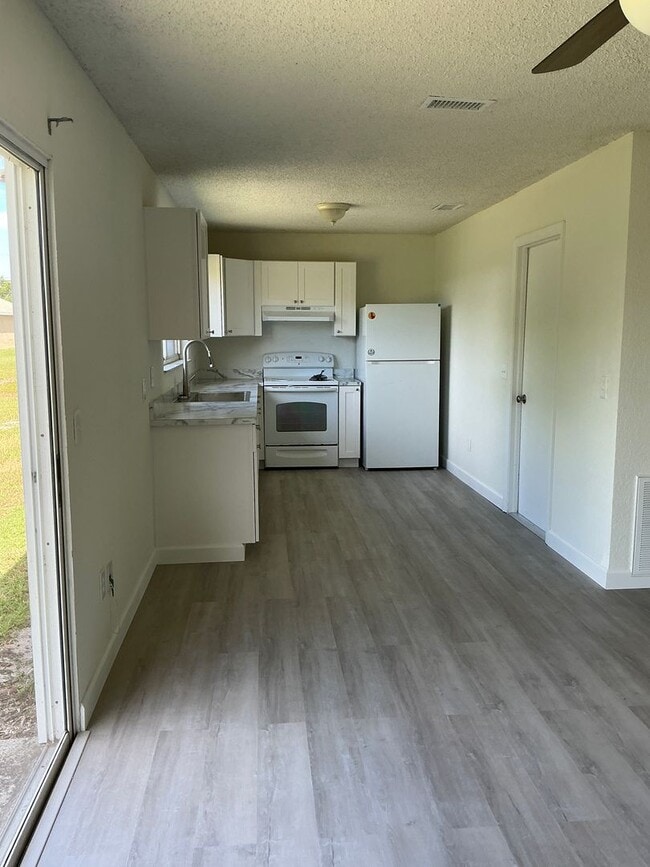Building Photo - EAST  of U S hwy 1.    Interior  fully ren...