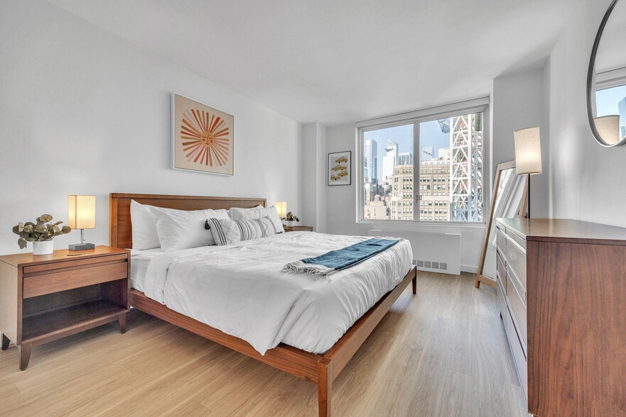 Building Photo - 70 W 37th St
