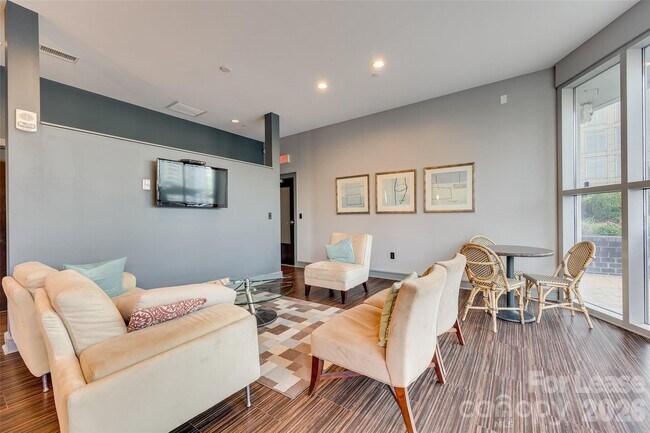 Building Photo - 333 W Trade St