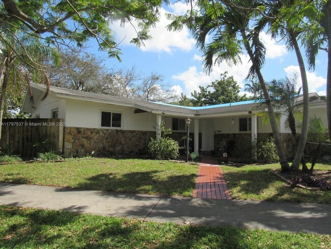 Building Photo - 1601 N Yale Dr