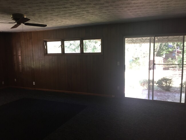 Building Photo - **AVAILABLE NOW**East Columbus 3 Bedroom /...