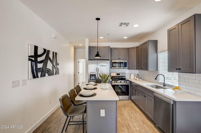 Building Photo - 3645 E Earll Dr