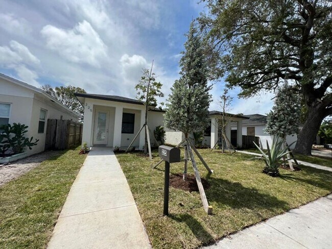 Building Photo - 227 N E St