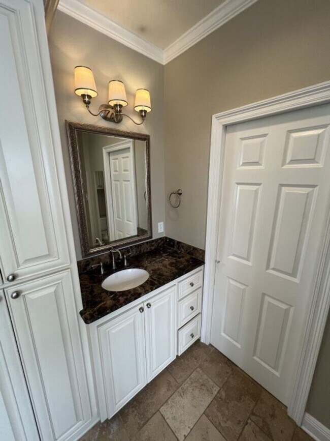 Building Photo - Charming 3 Bedroom Home Near LSU, University Lakes & Parade Routes!