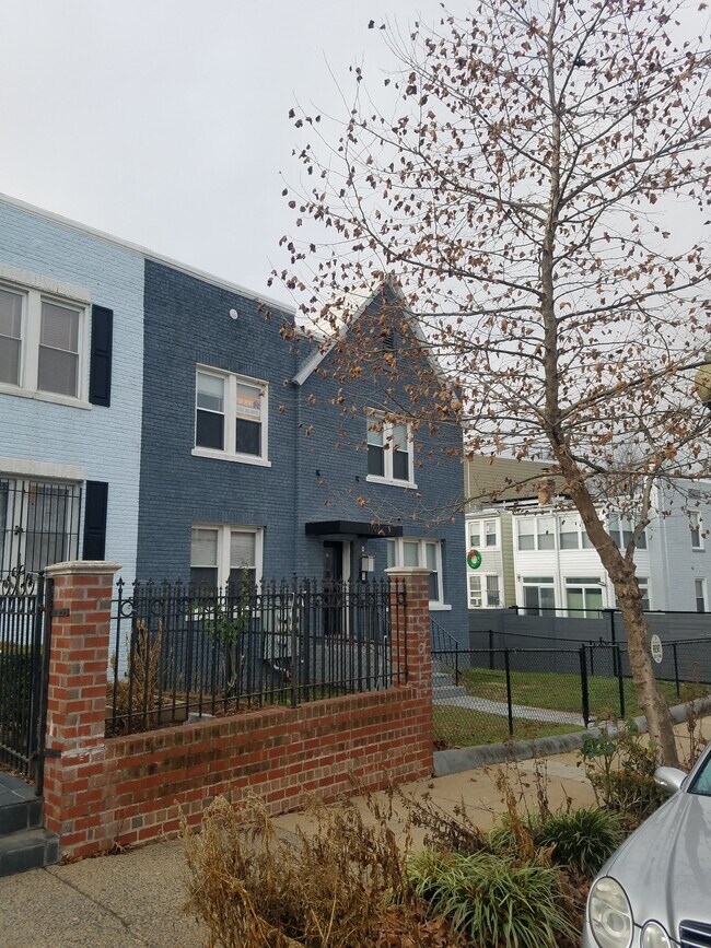 Building Photo - 1107 Penn St NE