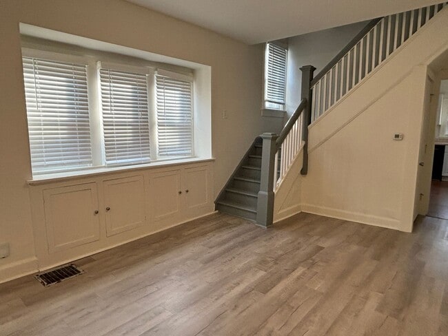 Building Photo - Large 2 Bed 1 Bath With Fenced in Yard & Deck!