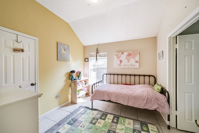 Building Photo - 15519 Montesa Dr