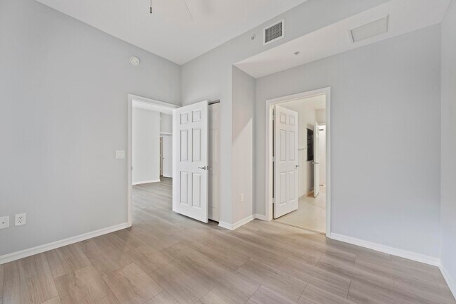 Building Photo - 511 Lucerne Ave