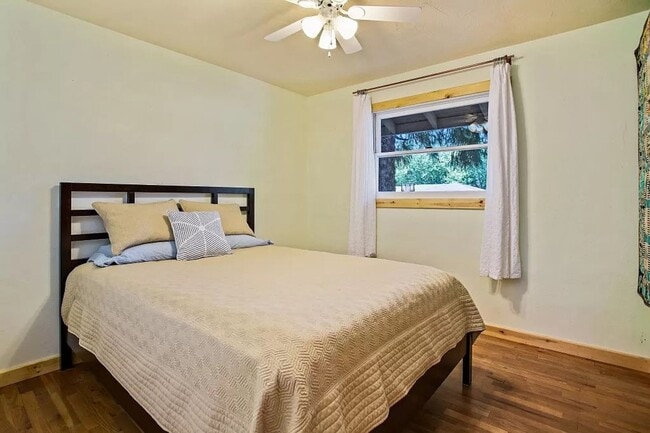 Building Photo - East Medford Ranch Home on large lot!  | Available Mid-July