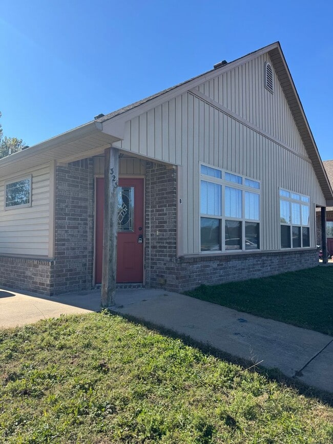 Primary Photo - Charming 2 bedroom 2 bathroom Duplex in Ch...