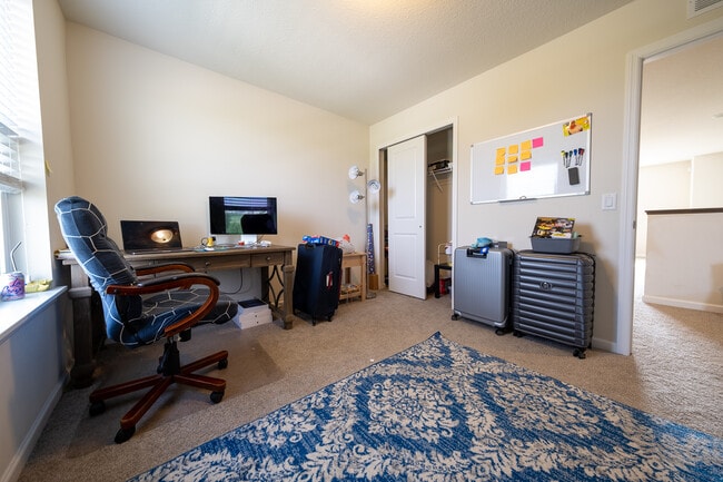 Building Photo - 5595 Queensland Ln N