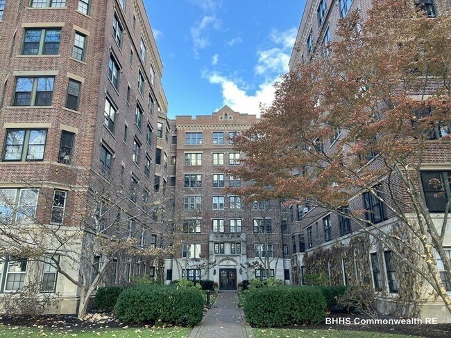 Building Photo - 988 Memorial Dr