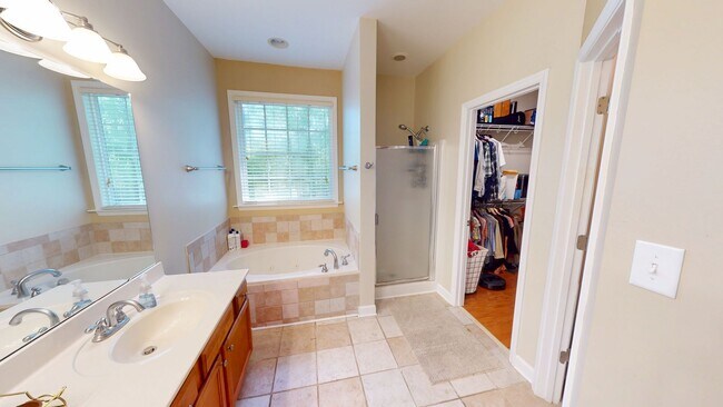 Building Photo - 5 Bedrooms with Golf Course Views in Carol...