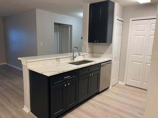 Building Photo - 5455 Vineland Rd