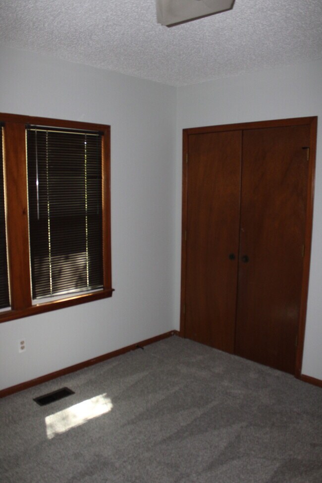 Building Photo - Move in Special - 3bed 2 bath in KCK off T...