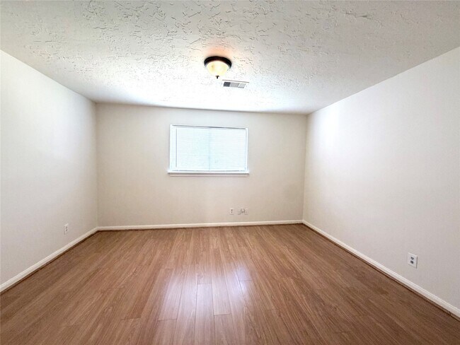 Building Photo - 9706 Crestdale Cir