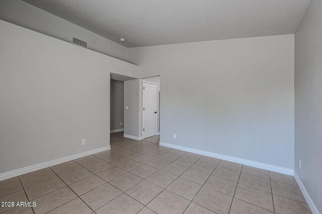 Building Photo - 2134 E Robin Ln