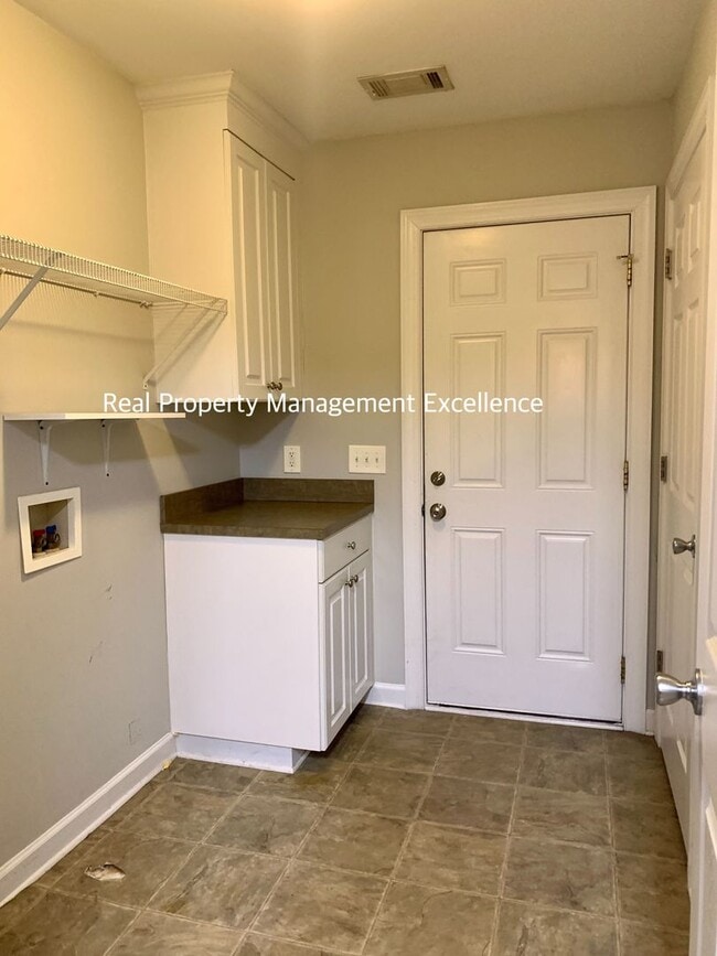 Building Photo - Spacious Corner Lot Ranch in Princeton, Fe...