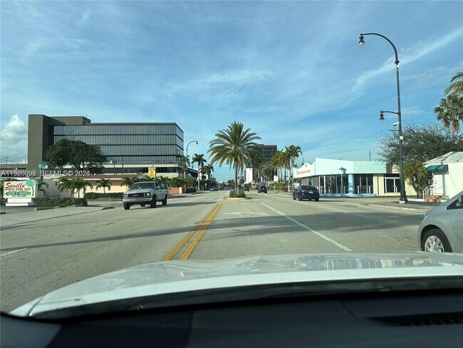 Building Photo - 514 NE 4th Ave