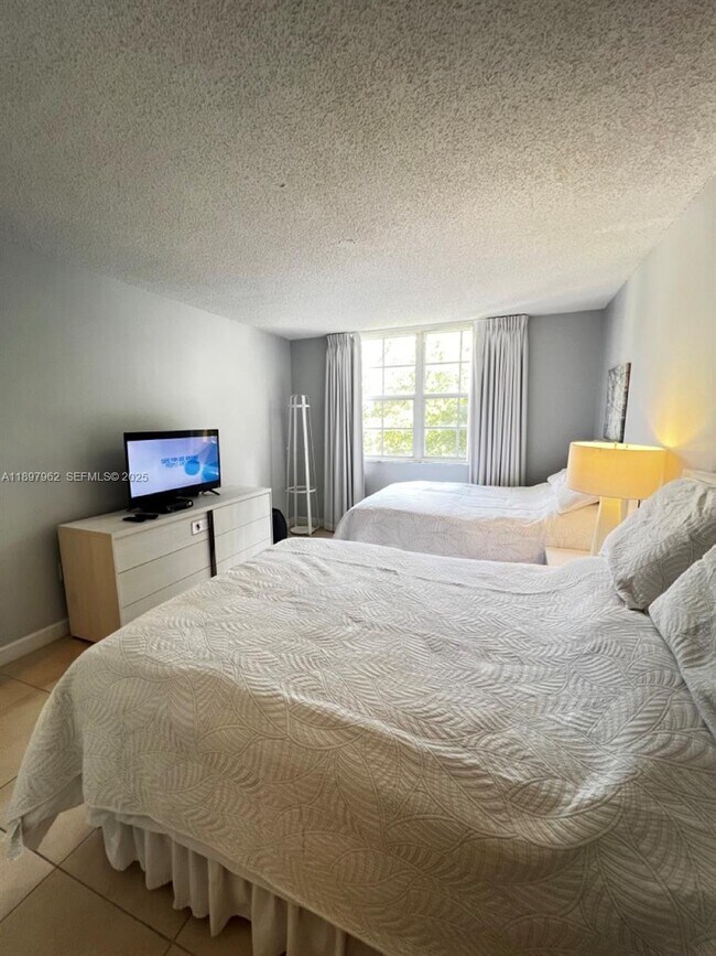 Building Photo - 19501 E Country Club Dr