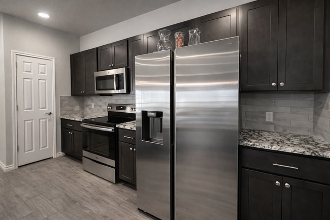 Building Photo - APPLY ON OUR WEBSITE! AVAILABLE SOON!!