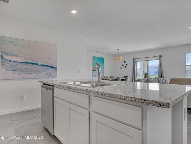 Building Photo - 7418 Tourmaline Dr