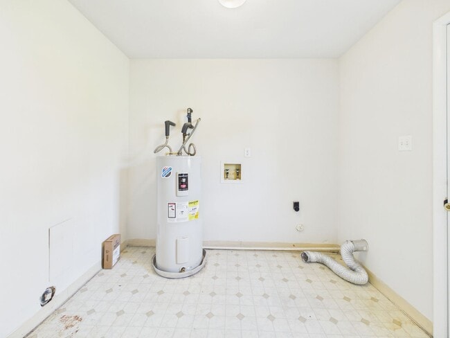 Building Photo - 2336 Sara Ln