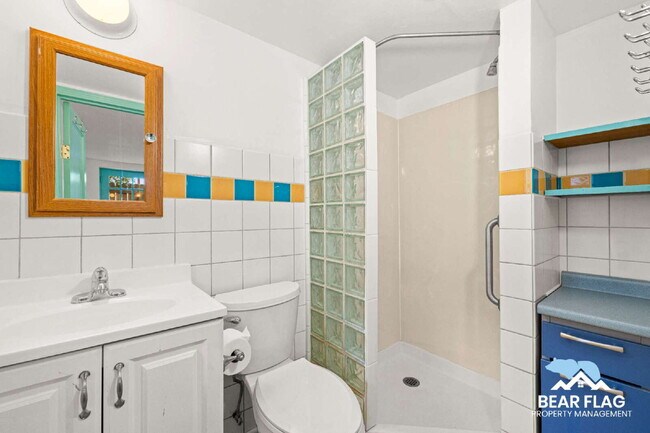 Building Photo - For Rent – 1 Bedroom Back Unit in Mid-Town...